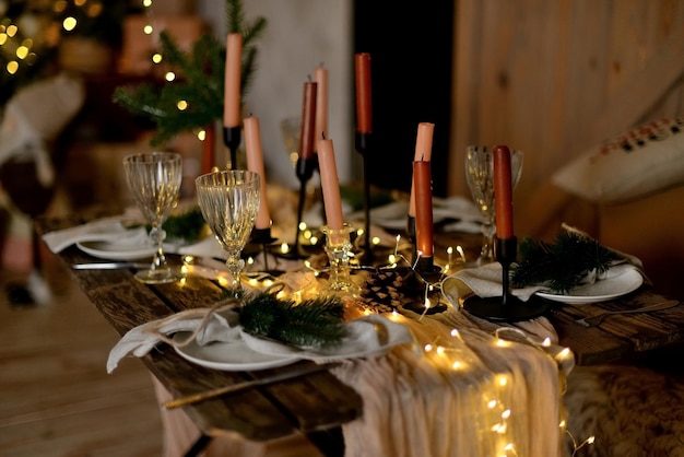 Mesa de jantar com velas para uma festa de ano novo. decoração de mesa de natal