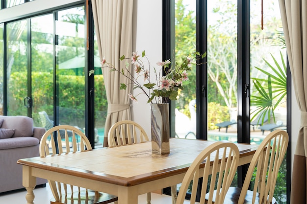 Mesa de jantar com vista para a piscina em casa de luxo