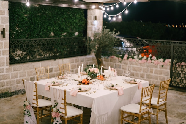 Mesa de jantar de casamento mesa retangular para recepção para seis pessoas com toalha branca e rosa