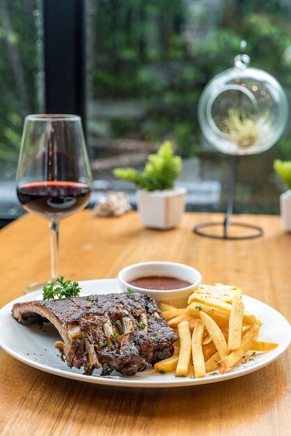 Mesa de jantar de costela de porco grelhada