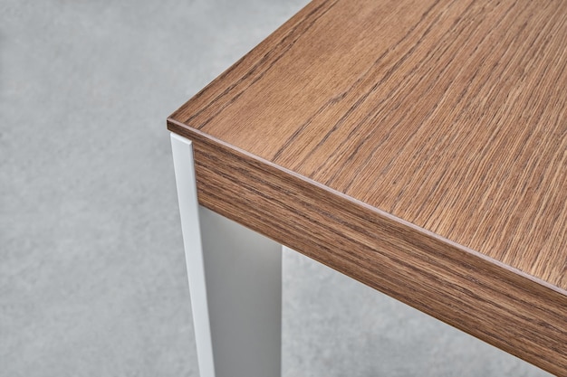 Mesa de jantar de estilo minimalista com tampo de madeira fina de folheado de carvalho tonificado em pernas de metal branco