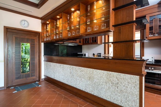 Foto mesa de jantar de madeira e balcão de bar na cozinha