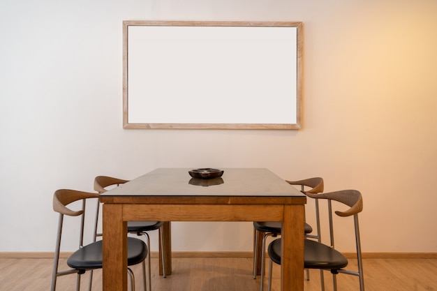 Mesa de jantar de madeira e cadeira de jantar na villa e apartamento