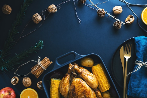 Mesa de jantar de natal com frango no escuro