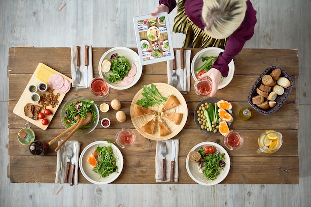 Mesa de Jantar Festiva com Comida