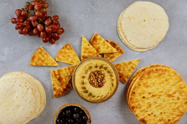 Mesa de jantar libanesa com pão pita, hummus e azeitonas