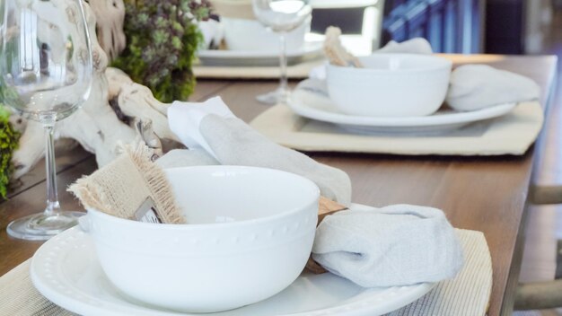 Mesa de jantar moderna em casa de luxo.