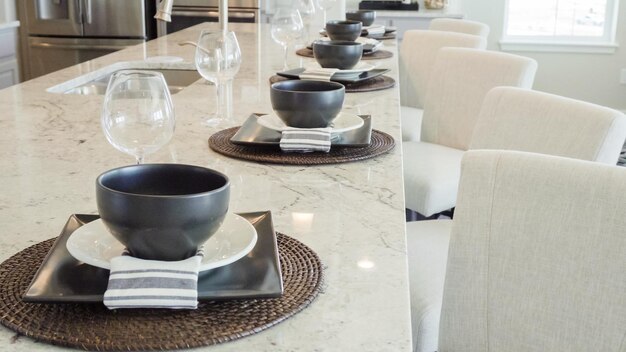 Mesa de jantar moderna em casa de luxo.