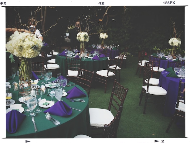 Foto mesa de jantar na recepção de casamento