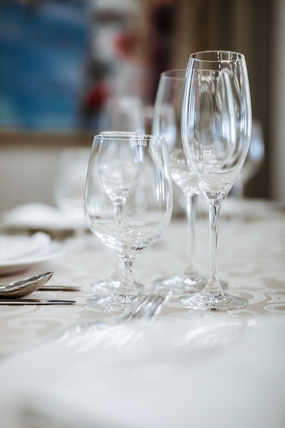 Mesa de jantar no restaurante com copos vazios