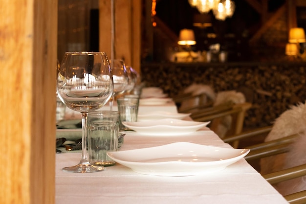 Mesa de jantar servida em um restaurante. Interior do restaurante