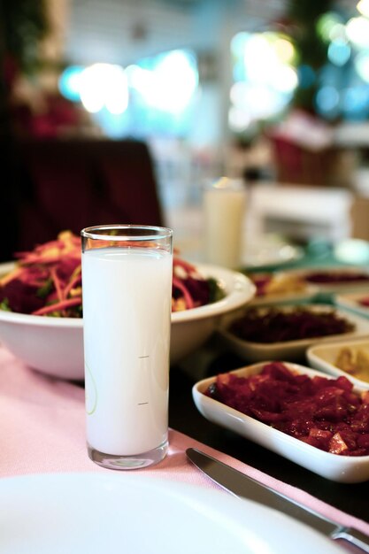 Mesa de jantar tradicional turca e grega com bebida alcoólica especial Raki Ouzo e Raki turco i