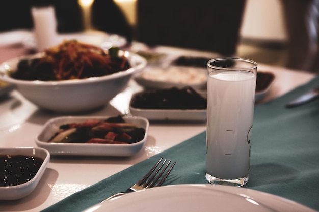 Mesa de jantar tradicional turca e grega com bebida alcoólica especial Raki Ouzo e Raki turco i