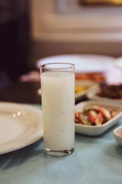 Mesa de jantar tradicional turca e grega com bebida alcoólica especial Raki Ouzo e Raki turco i