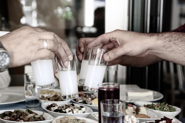 Mesa de jantar tradicional turca e grega com bebida alcoólica especial Raki Ouzo e Raki turco i