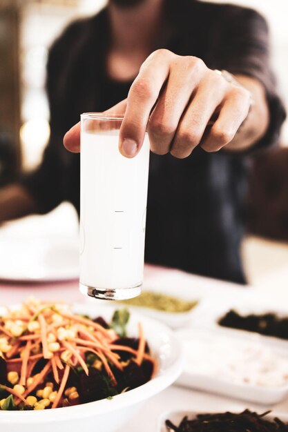 Mesa de jantar tradicional turca e grega com bebida alcoólica especial Raki Ouzo e Raki turco i