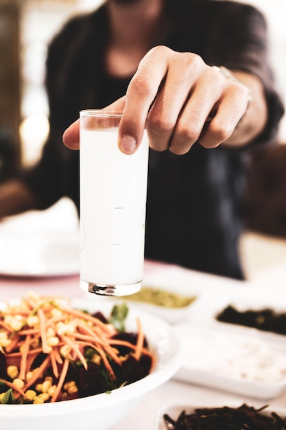 Mesa de jantar tradicional turca e grega com bebida alcoólica especial raki ouzo e raki turco i