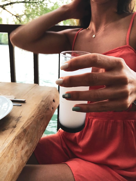 Foto mesa de jantar tradicional turca e grega com bebida alcoólica especial raki ouzo e raki turco i