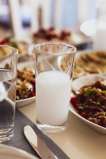 Mesa de jantar tradicional turca e grega com bebida alcoólica especial Raki Ouzo e Raki turco i