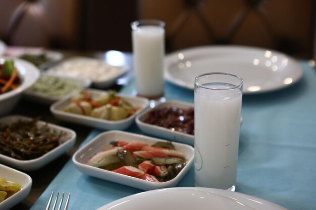 Mesa de jantar tradicional turca e grega com bebida alcoólica especial Raki Ouzo e Raki turco i