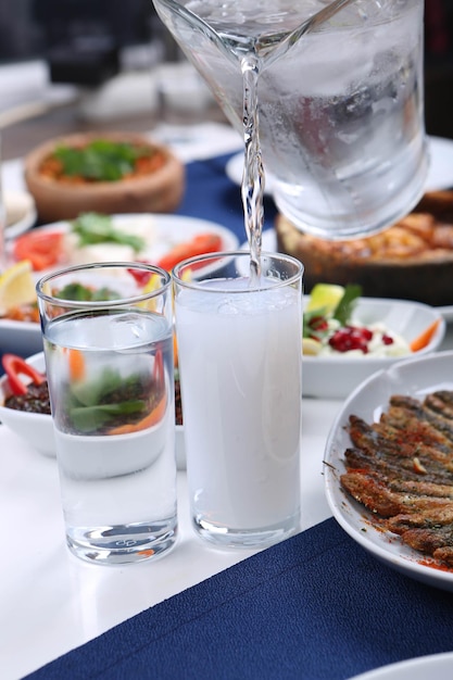 Mesa de jantar tradicional turca e grega com bebida alcoólica especial Raki Ouzo e Raki turco
