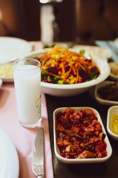 Mesa de jantar tradicional turca e grega com bebida alcoólica especial Raki Ouzo e Raki turco