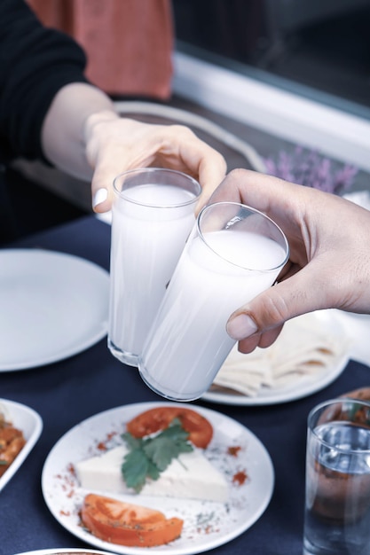 Mesa de jantar tradicional turca e grega com bebida alcoólica especial Raki. Ouzo e turco Raki i