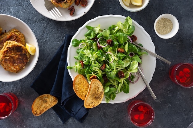 Mesa de jantar vegetariana com salada verde