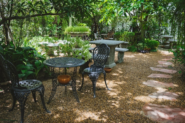 Foto mesa de jardim e cadeiras no jardim.