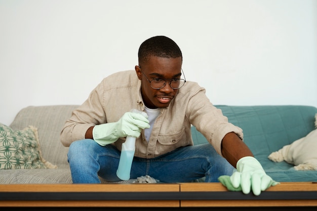 Foto mesa de limpeza de homem de vista frontal