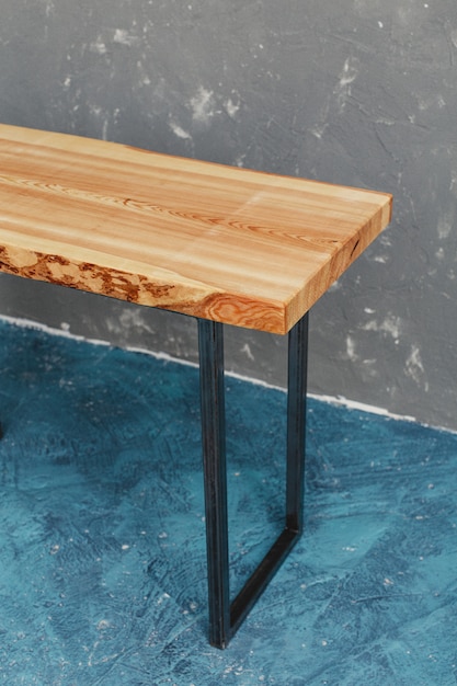 Foto mesa de madeira clássica construída a partir de fábrica de móveis com corte de madeira bruto e original premium