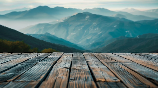 mesa de madeira com a paisagem da montanha