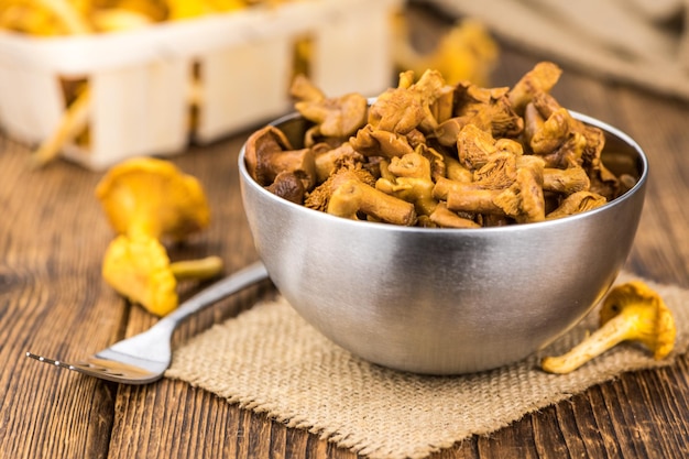 Mesa de madeira com foco seletivo de chanterelles enlatados