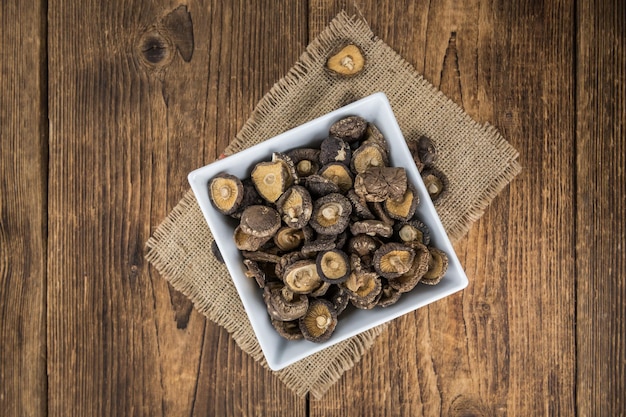 Mesa de madeira com foco seletivo Shiitake seco