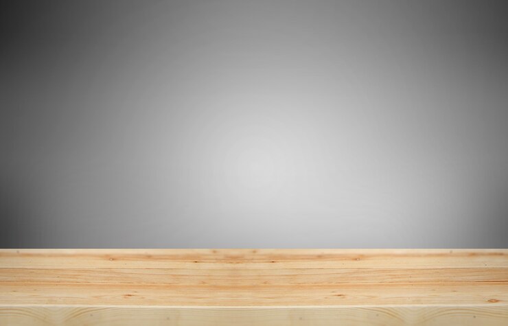 Foto mesa de madeira com fundo de gradiente cinza. é exibido para o presente produto.