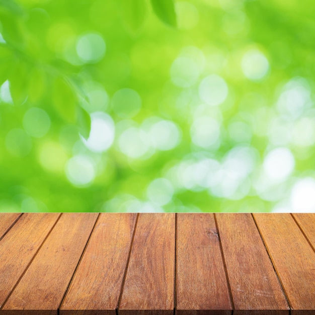 mesa de madeira com fundo verde bokeh