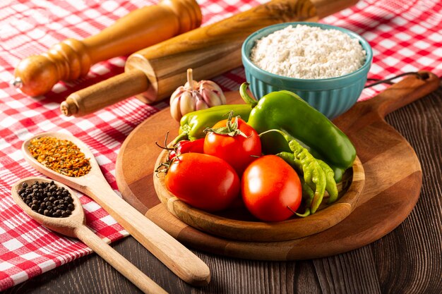 Mesa de madeira com ingredientes para pizza