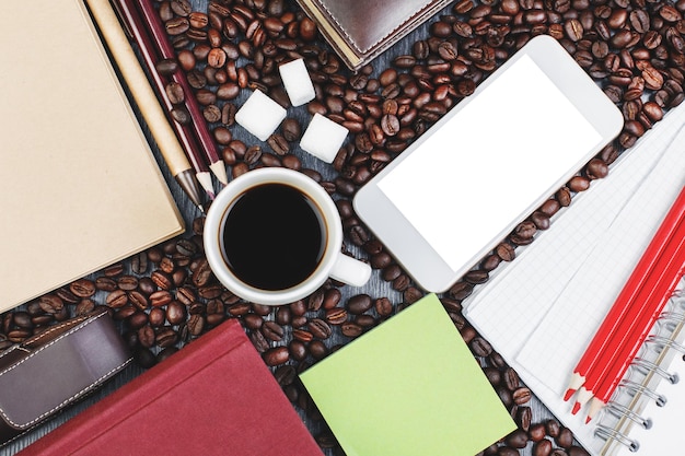 Mesa de madeira com smartphone e café