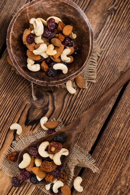 Mesa de madeira com Trail Mix