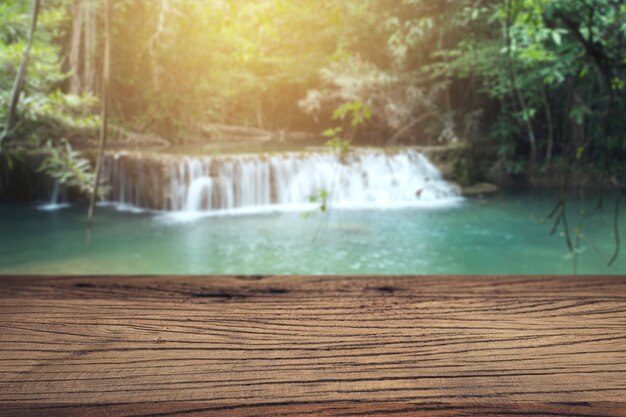 Foto mesa de madeira com vista cachoeira, usada para produtos