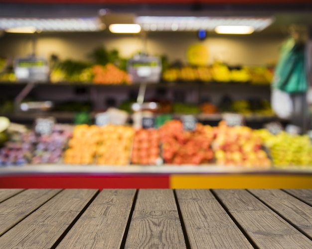 Foto mesa de madeira com vista para o mercado