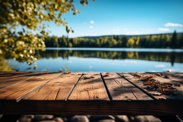 Mesa de madeira de fundo sereno junto a um lago florestal com espaço de cópia