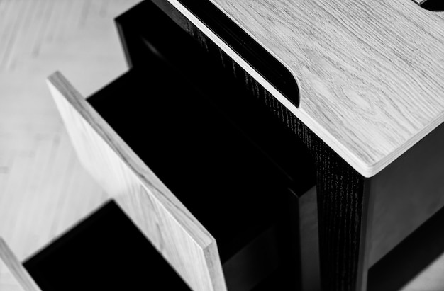 Mesa de madeira de móveis de armário de gaveta aberta no local de trabalho