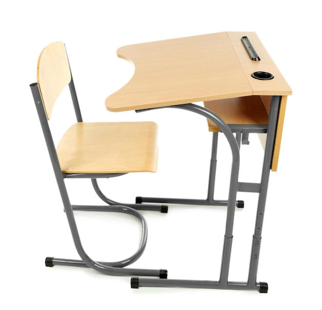 Foto mesa de madeira e cadeira isoladas em branco