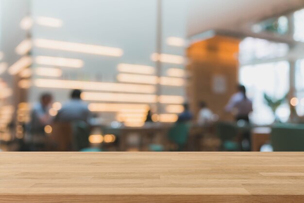 Foto mesa de madeira e café bokeh borrado e fundo interior do café com filtro vintage - pode ser usado para exibir ou montar seus produtos.