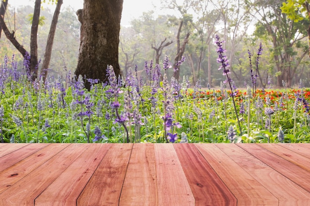 Mesa de madeira e fundo de flor roxa