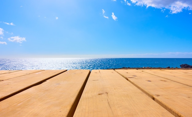 Mesa de madeira e mar azul ao fundo. Modelo de simulação