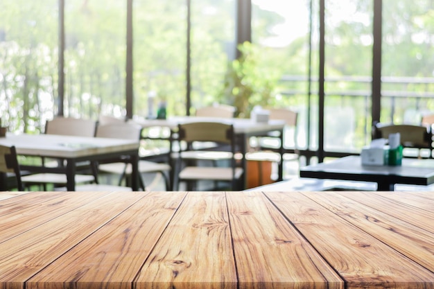 Mesa de madeira em branco com fundo borrado em restaurante ou café para produto de montagem