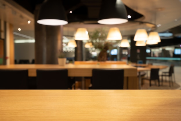 Foto mesa de madeira em desfocar o fundo do restaurante moderno