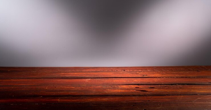 Foto mesa de madeira em frente a parede rústica com espaço de cópia vazio